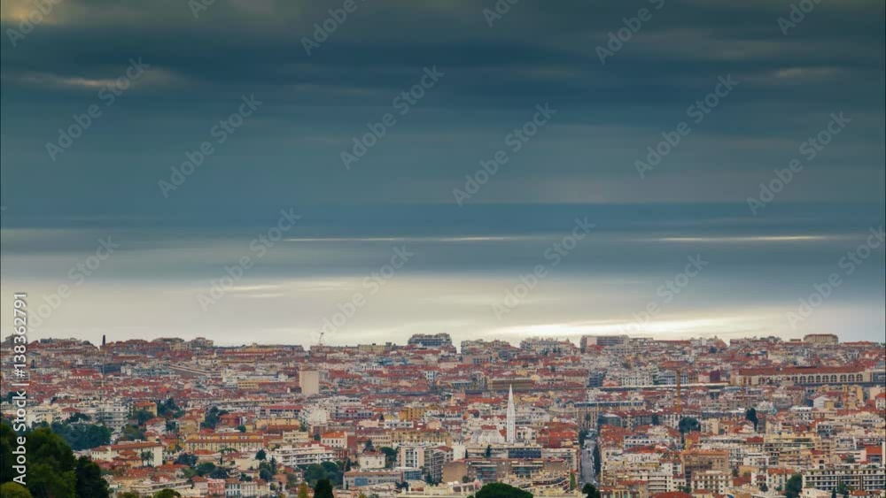 Time lapse temps nuageux avec des éclaircies donnant sur la mer de la ville de Nice, France, French Riviera Time lapse temps nuageux avec des éclaircies donnant sur la mer de la ville de Nice, France, French Riviera