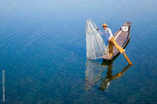Intha Fischer auf dem Inle Lake in Myanmar photo