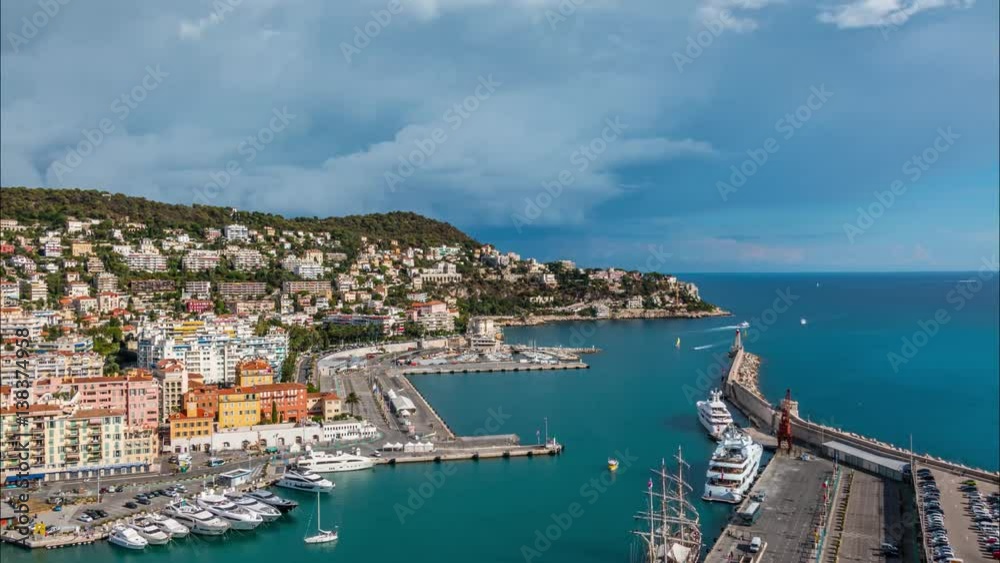 Time lapse par temps nuageux du port de la ville de Nice, France French Riviera