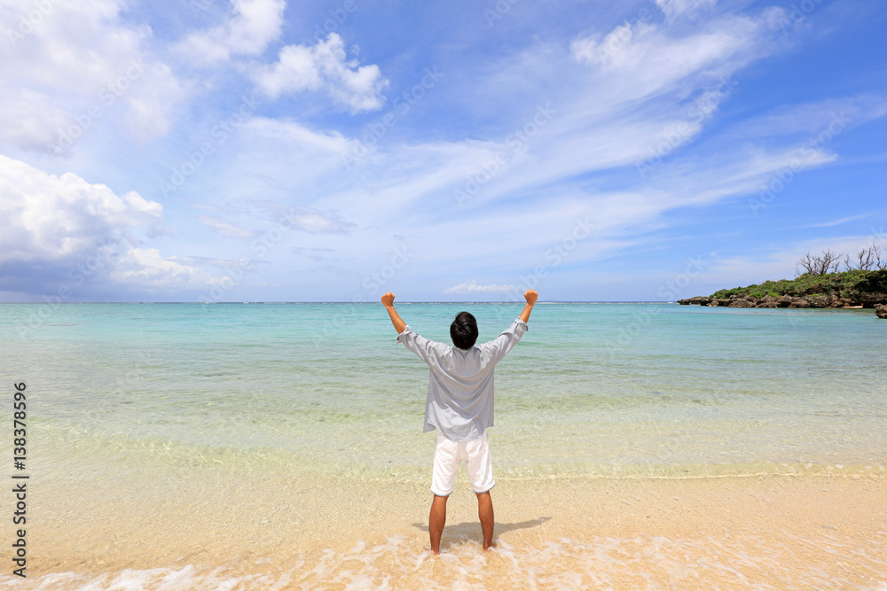 南国の美しいビーチで寛ぐ男性
