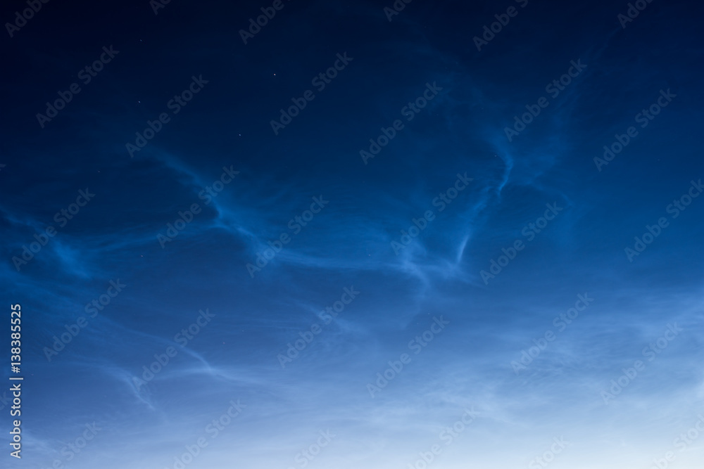 Φωτογραφία Nattlysande moln (Noctilucent clouds -NLC) över Stockholm en sommarkväll när sol