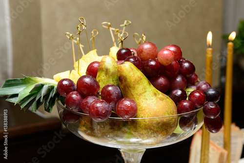 красивые фрукты в вазе