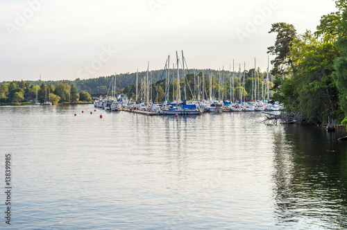 Canvas Print Båtar vid bryggor tillhörande en båtklubb i det natursköna Skurusundet 4/4