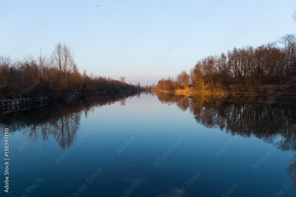 Cielo azzurro riflesso sull'acqua