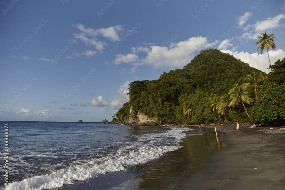 Martinique mit schwarzen Sandstrand in der Karibik