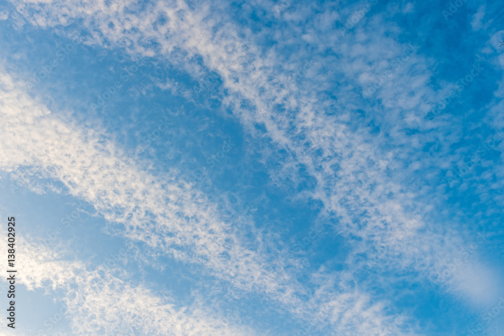 Obraz premium Beautiful cirrus clouds against the blue sky