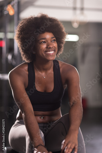 czarna kobieta robi siedzieć ups na siłowni