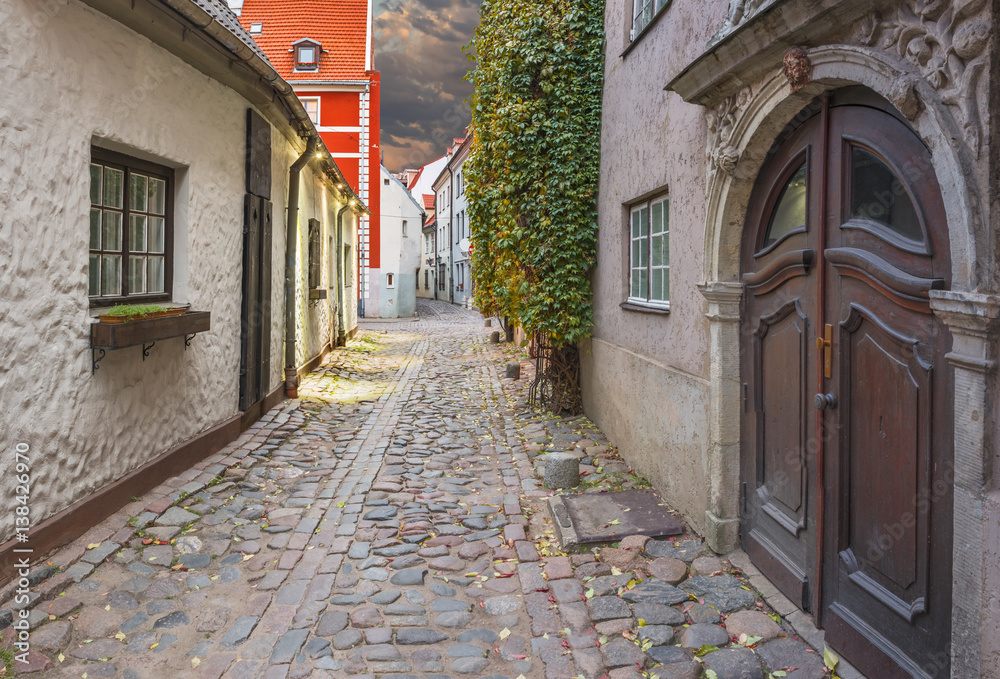 Fototapeta Wąska ulica w starym mieście europejskim