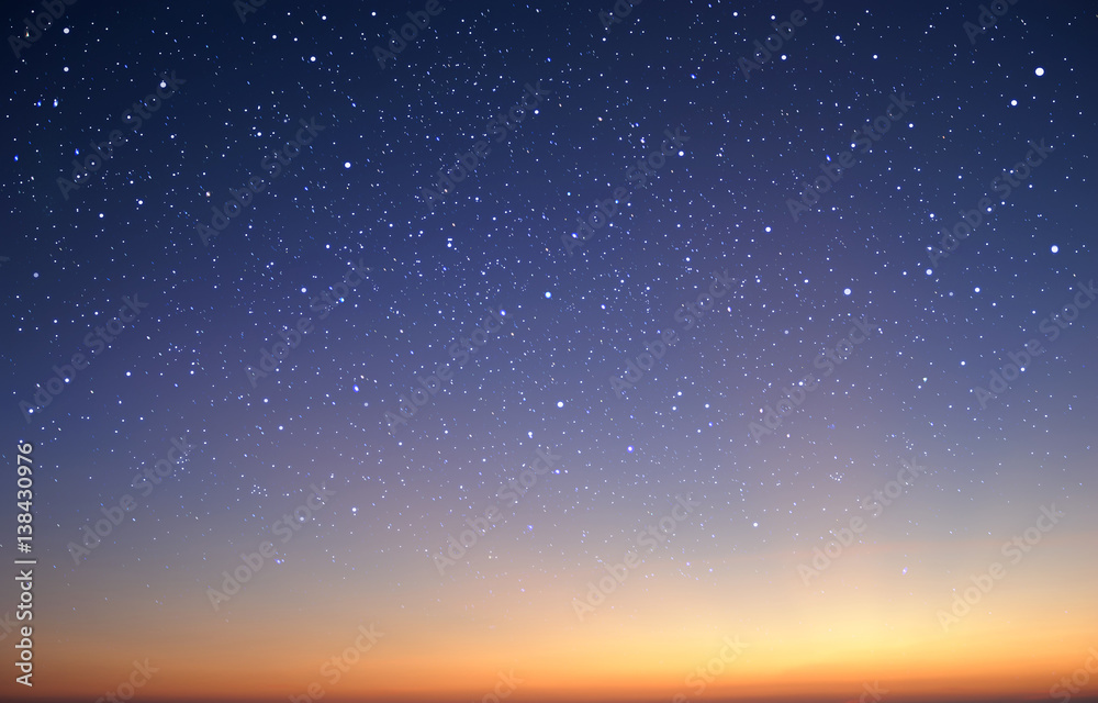 Obraz premium starry in the night sky with sunrise