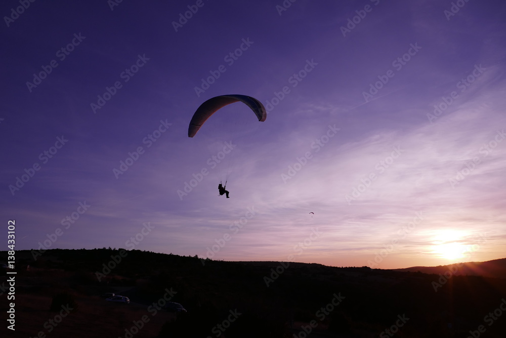 Parapente au soleil couchant Parapente au soleil couchant