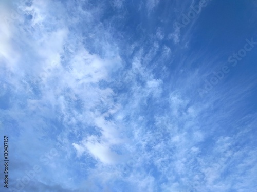青空と爽やかなはけ雲