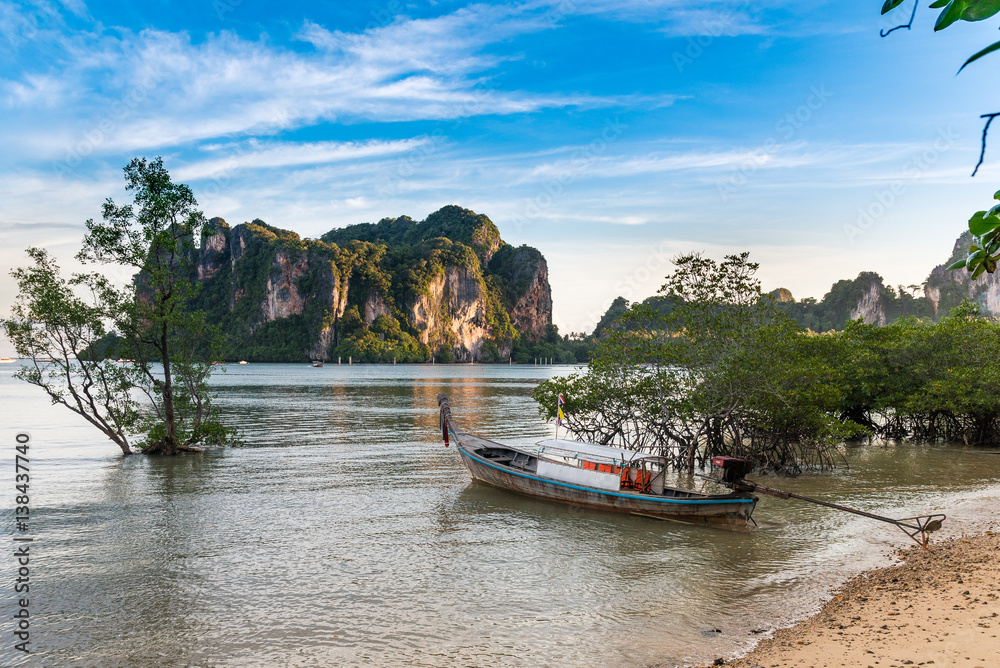 Die Boote von Railay East in Krabi