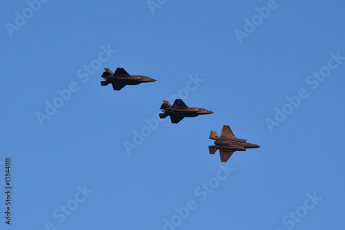 岩国基地上空を３機編隊で飛行するF-35B