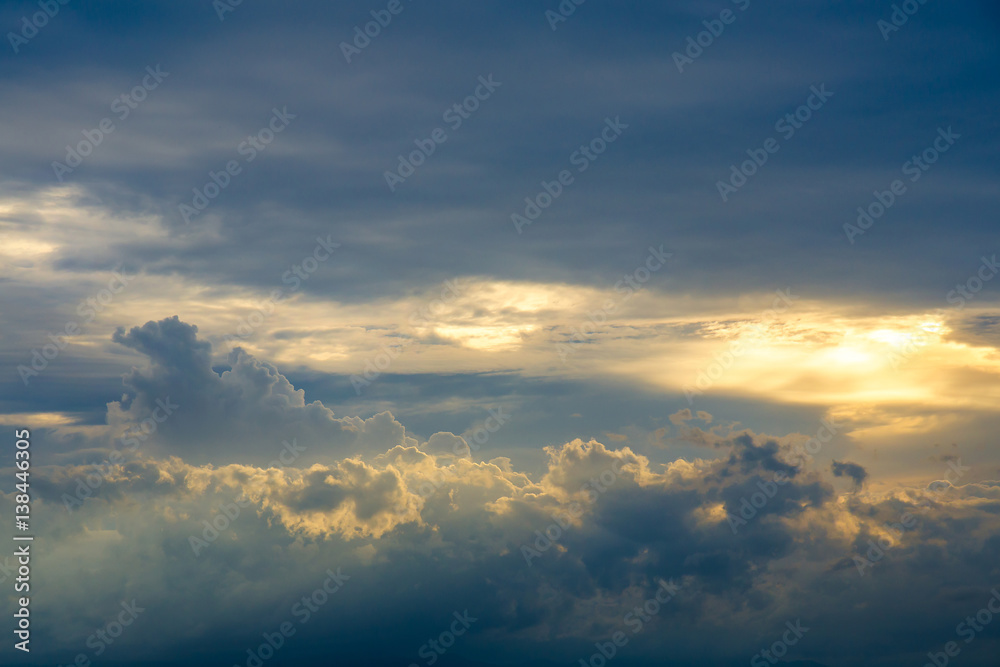 Obraz premium Sun rays bursting through the clouds.