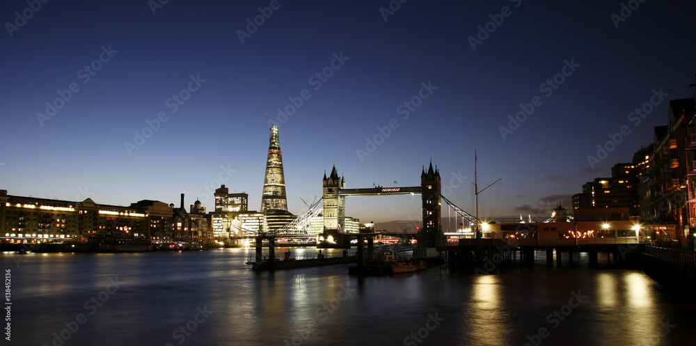 Fototapeta premium Tower Bridge at dusk