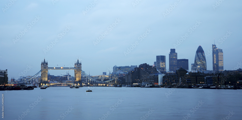 Fototapeta premium Tower Bridge at Dusk
