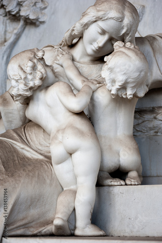 The sons console the afflicted mother who weeps at the tomb © Federico Magonio