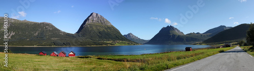 Panorama: Straße entlang des Fjord Aldersund und Blick auf die Insel Aldra mit markantem Berg in Nordland, Norwegen photo