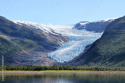 See Svartisvatnet in Helgeland; Nordland; Norwegen, mit Gletscher Svartisen im Hintergrund photo