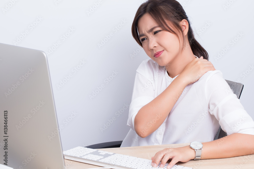 Woman has shoulder pain from work Woman has shoulder pain from work