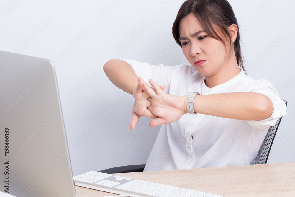 Obraz premium Woman has hand pain from work