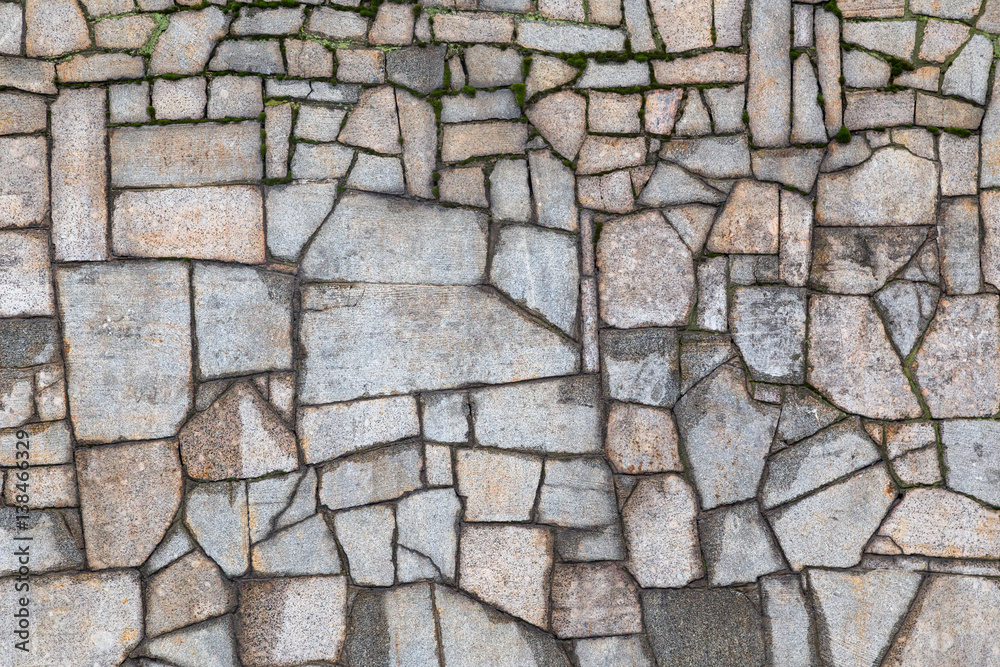 Obraz premium Textured gray wall with cracks and moss