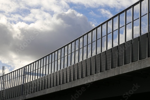 Schilderij op canvas Autobahnbrücke Geländer Lärmschutzwand