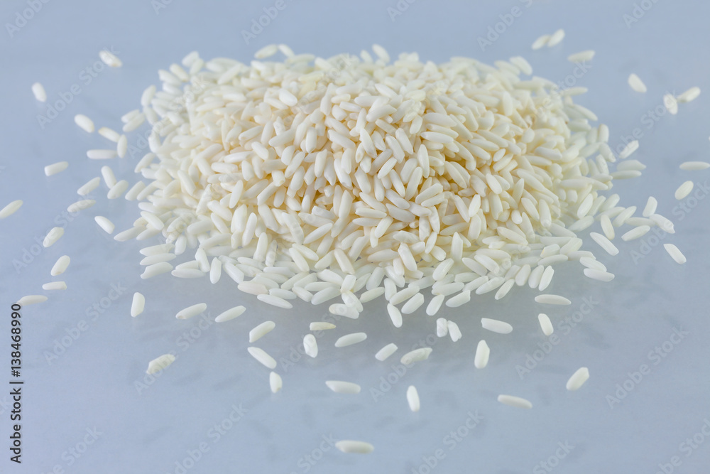 Obraz premium rice on a pile isolated on white background