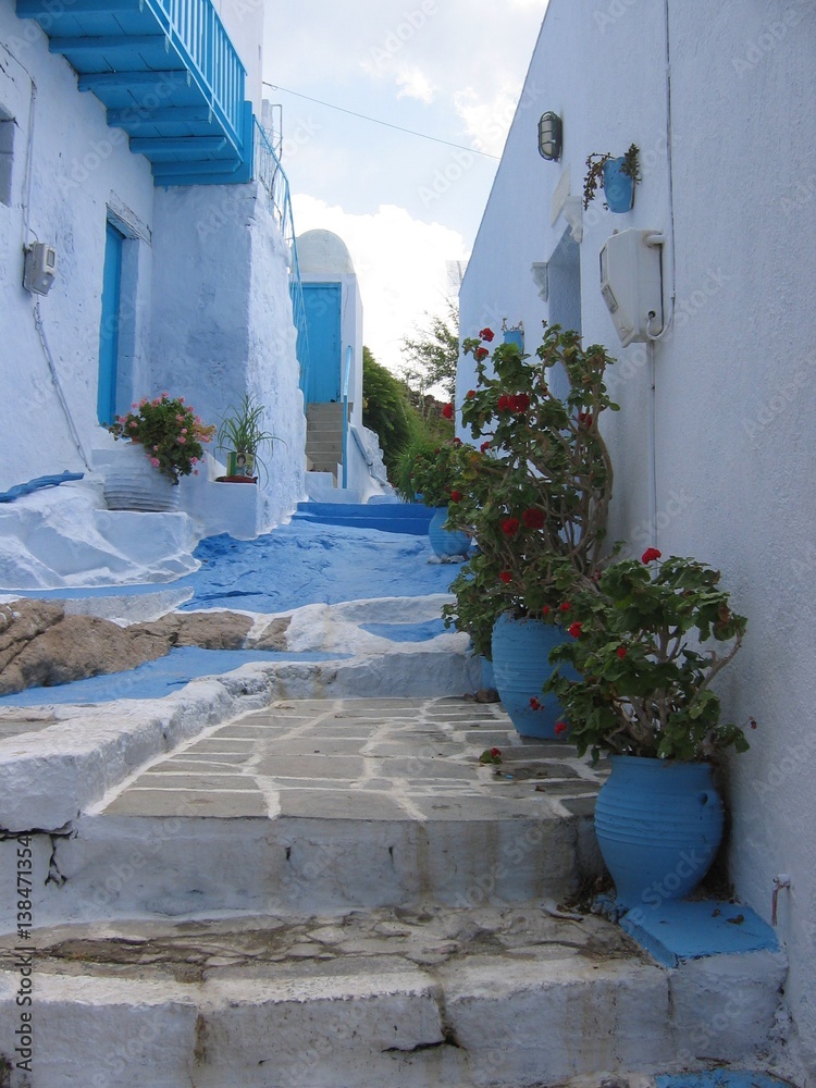 Naklejka premium Stradina in un villaggio tradizionale di Milo nelle isole cicladi in Grecia.