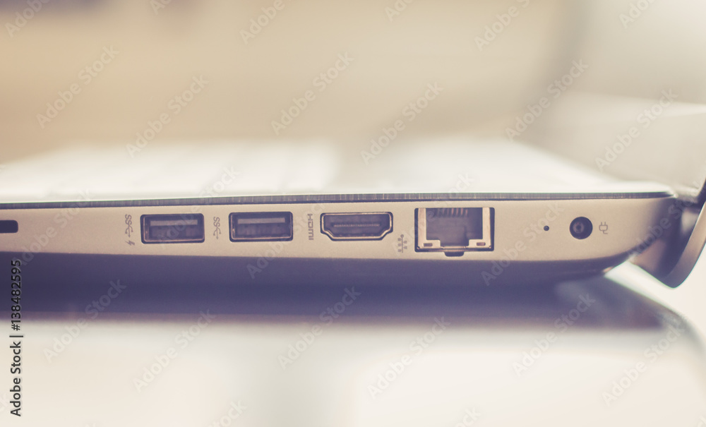 Laptop Seitenaufnahme, Anschlüsse usb, hdmi, netzwerk Laptop Seitenaufnahme, Anschlüsse usb, hdmi, netzwerk