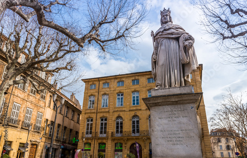 Statue du Roi René sur le Cours Mirabeau à Aix-en-Provence, France