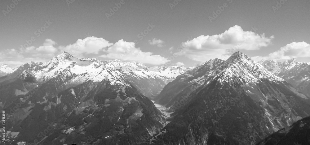 Panorama der Alpen in schwarz weiss