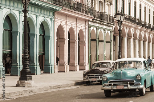 Havanna, Kuba / Reiseziel, alte Autos in der Altstadt von Havanna, Kuba.