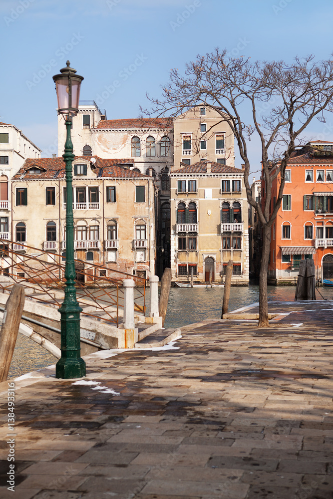 Венецианская улица и канал.