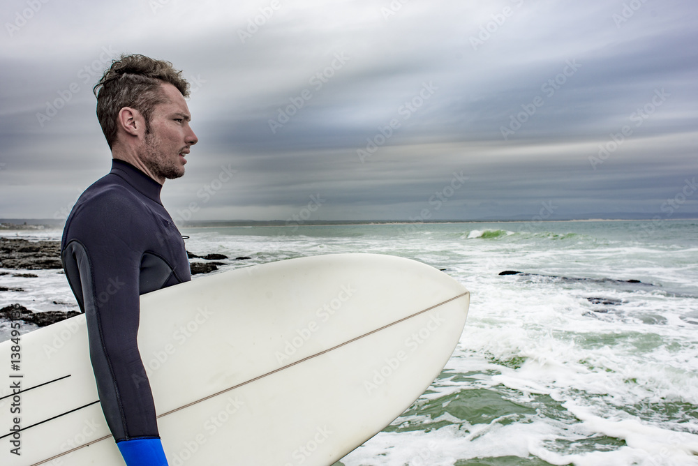 Obraz premium Portrait of Surfer Viewing the Ocean