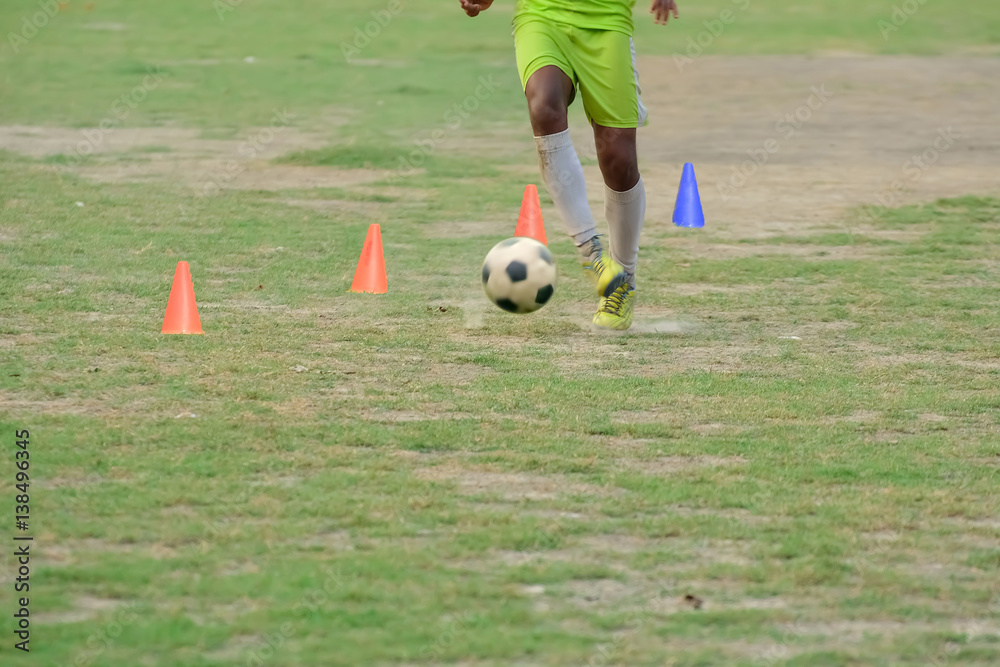 Obraz premium Soccer players practicing dribbling