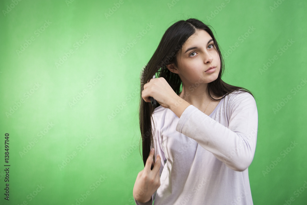 Fototapeta premium teen girl comb hair