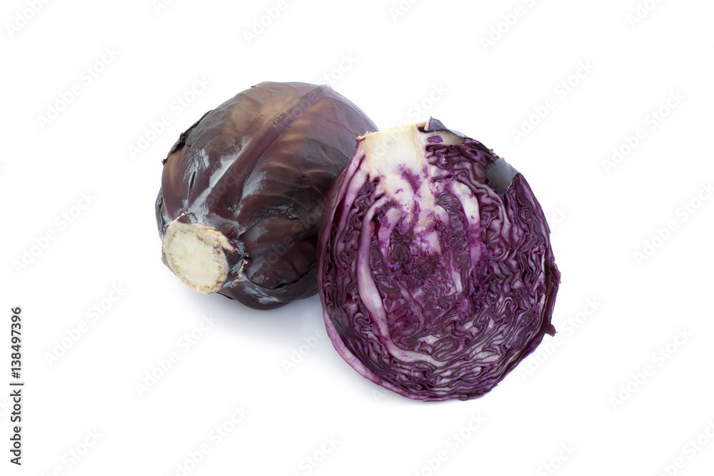Fototapeta premium Rotkohl isoliert auf weiß