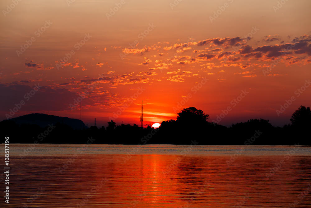 Naklejka premium The morning sun on the horizon river.