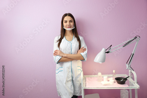 Young specialist in beauty ...
