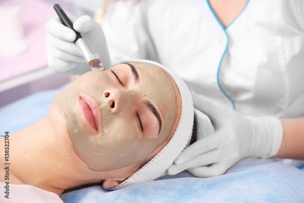 Naklejka premium Young woman having beauty treatments in salon