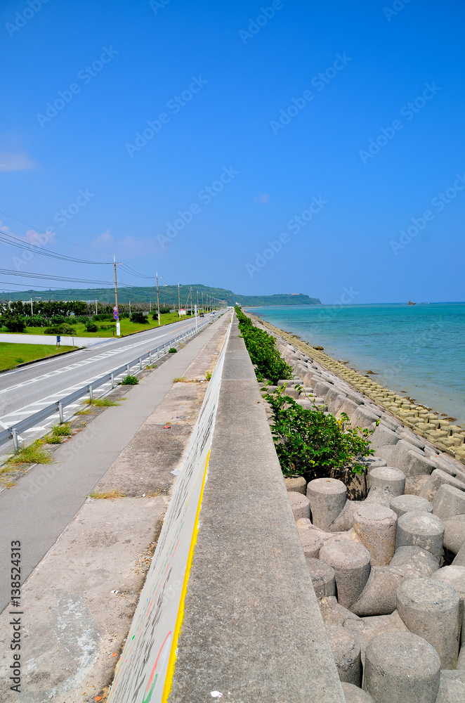 沖縄の海岸線の道