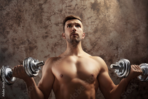 Sporty man doing exercises ...