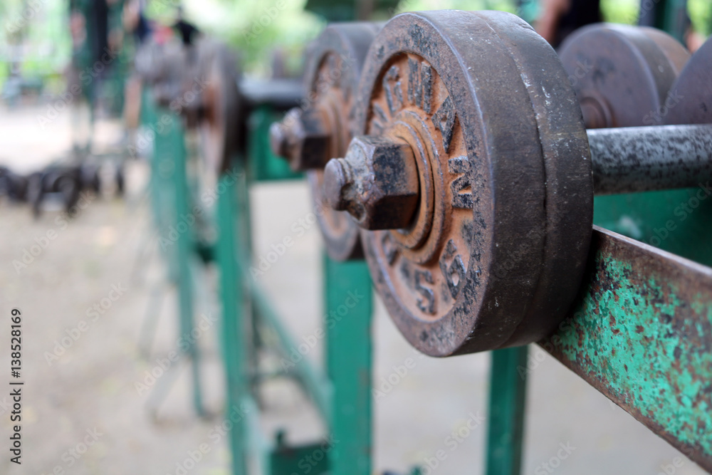 Gewichte im Outdoor Gym