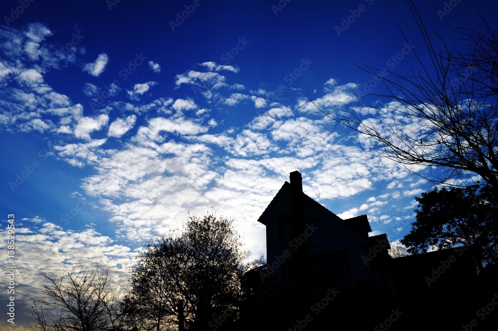 青空と白い雲とシルエット画像