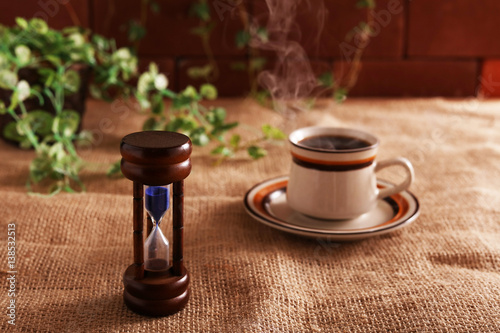 おしゃれな砂時計と温かいコーヒー
