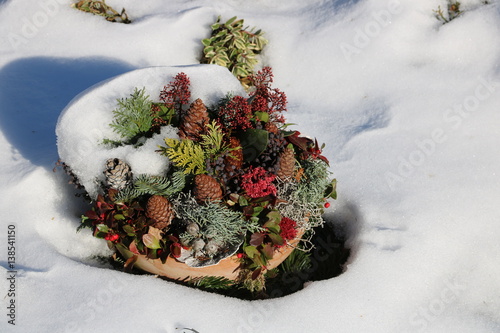 Grabschmuck im Schnee photo