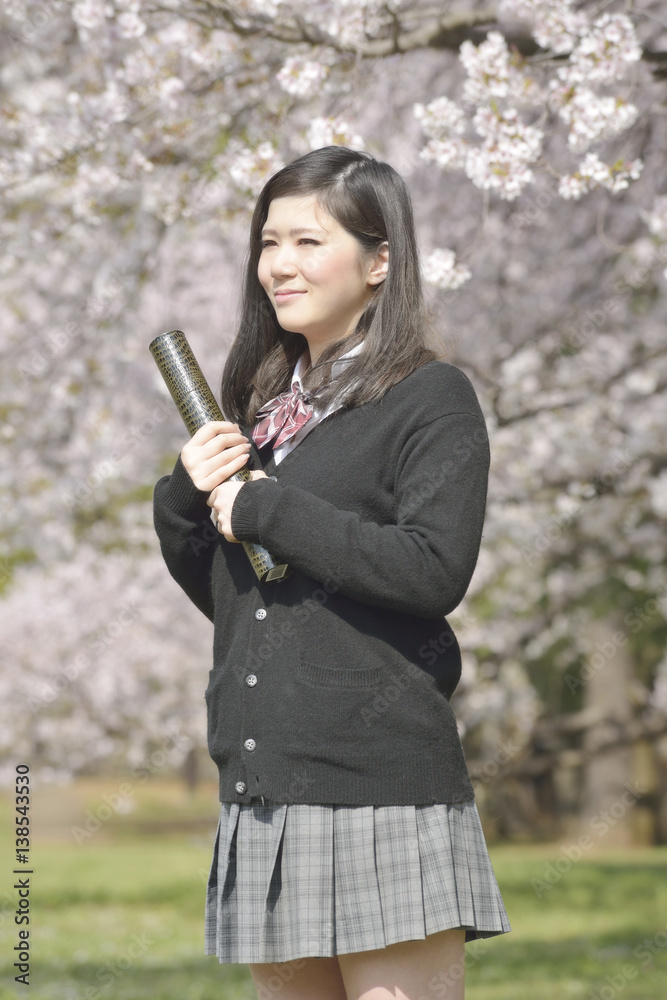 満開のサクラと女子高生 満開のサクラと女子高生