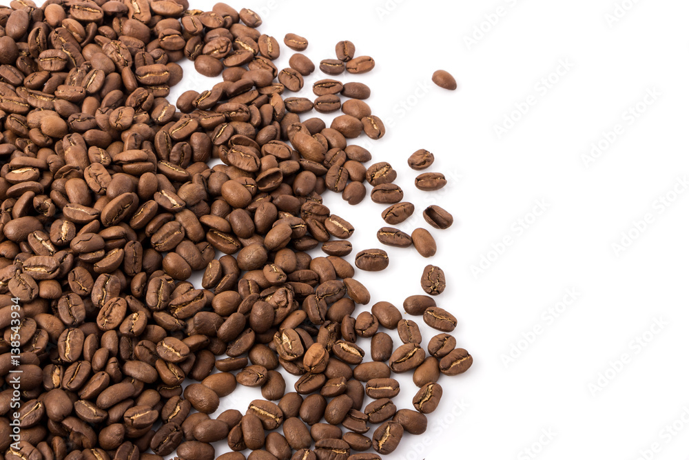 Obraz premium Roasted coffee beans on white background