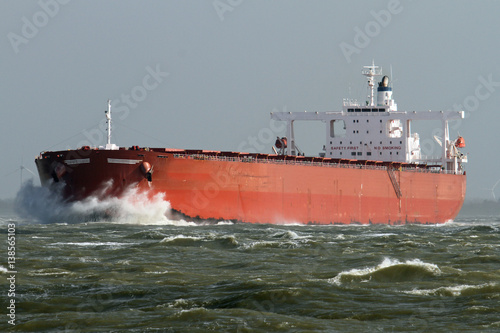 roter Erzfrachter bei Cuxhaven